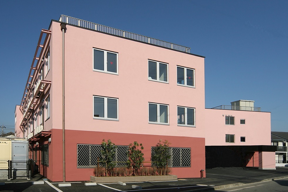 外断熱工法と屋上緑化で、冬暖かく夏爽やかな施設です。